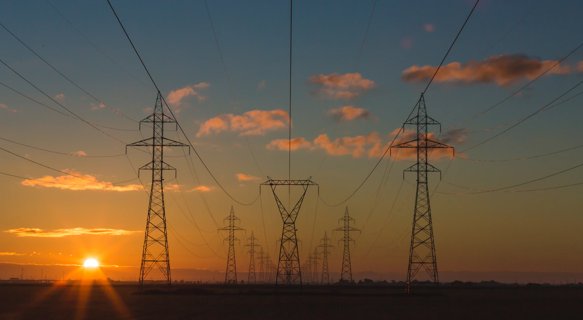 Strommast und Leitungen im Abendlicht